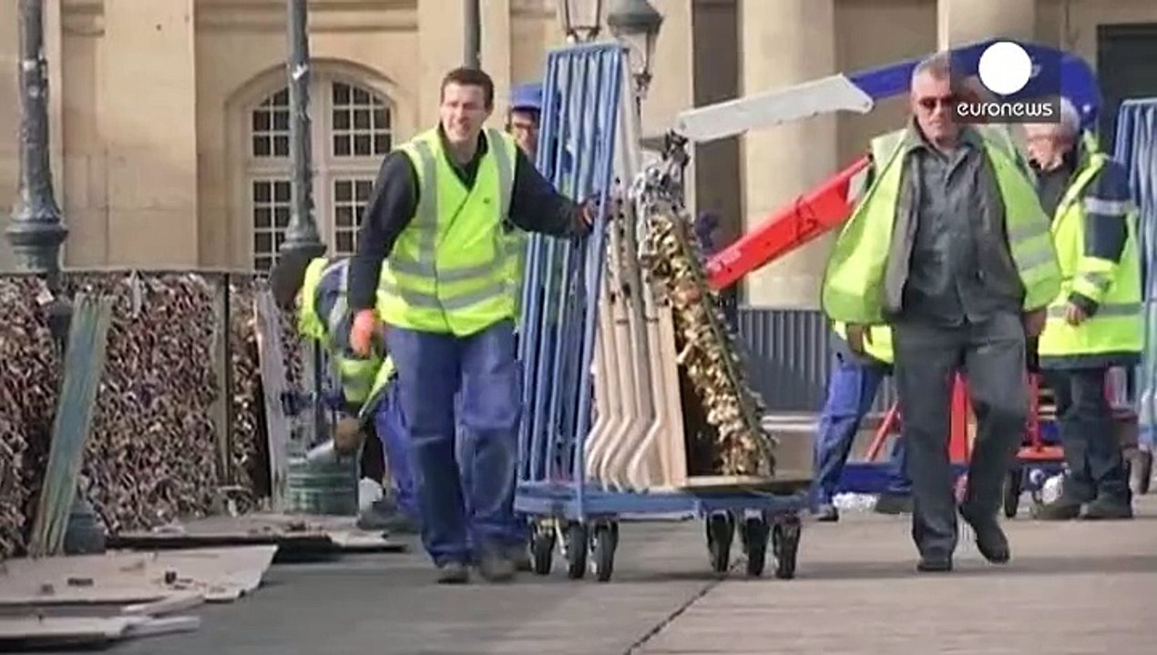 Париж лишился одной из достопримечательностей: с моста Искусств снимают замки