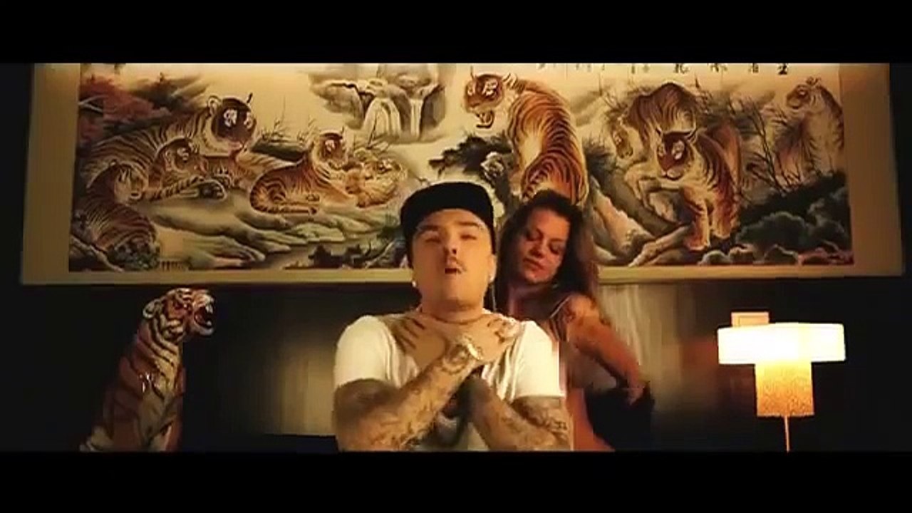 -Guè Pequeno- Giù Il soffitto Ufficiale Video