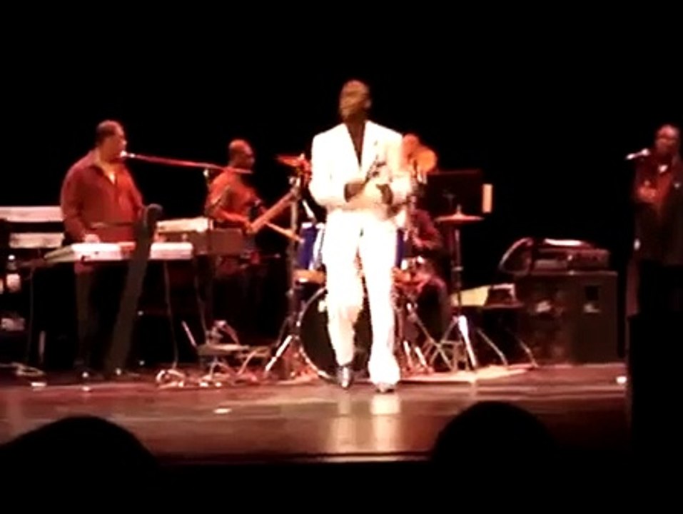 Arrow - Hot Hot Hot (clip)