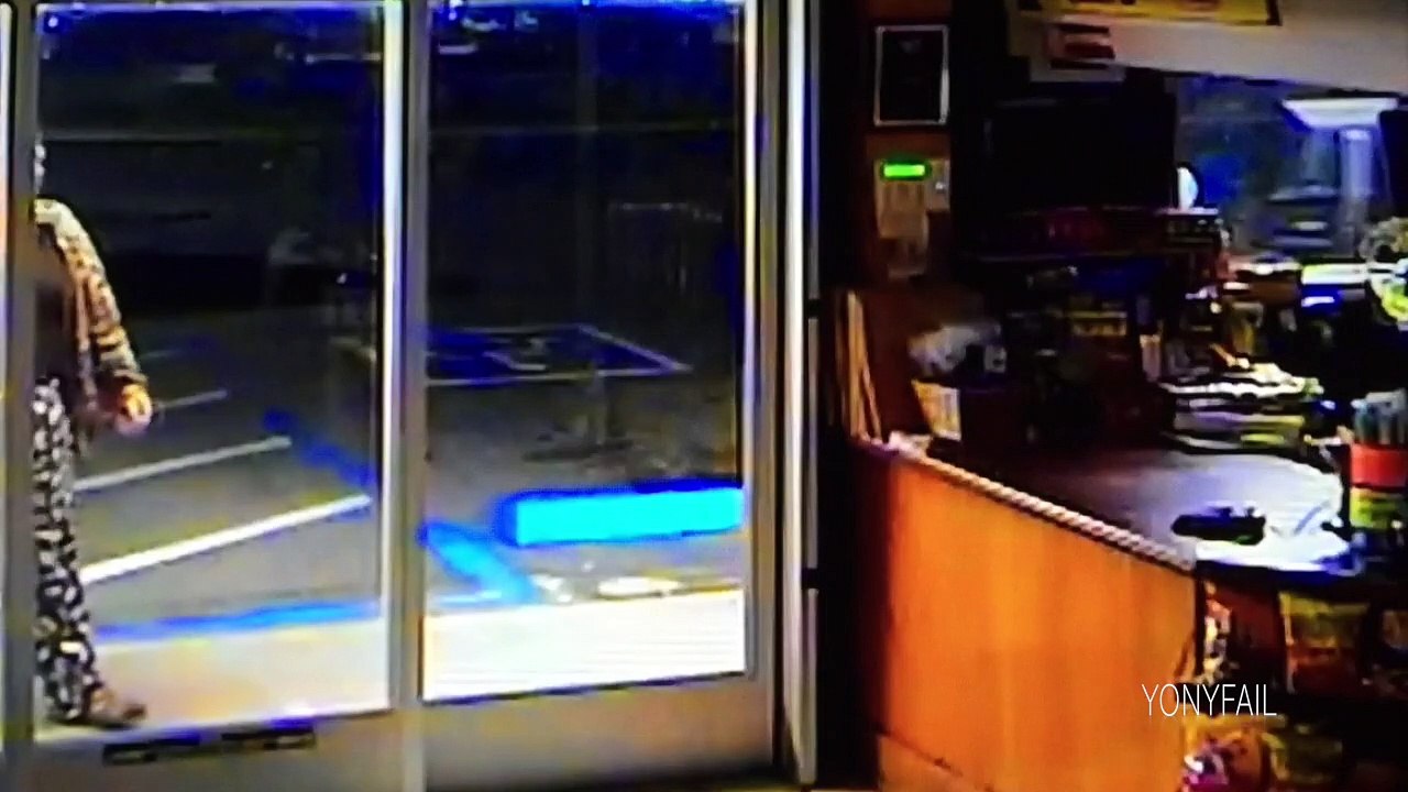 Rompe el cristal cuando cree que nadie le ve (video de risa)