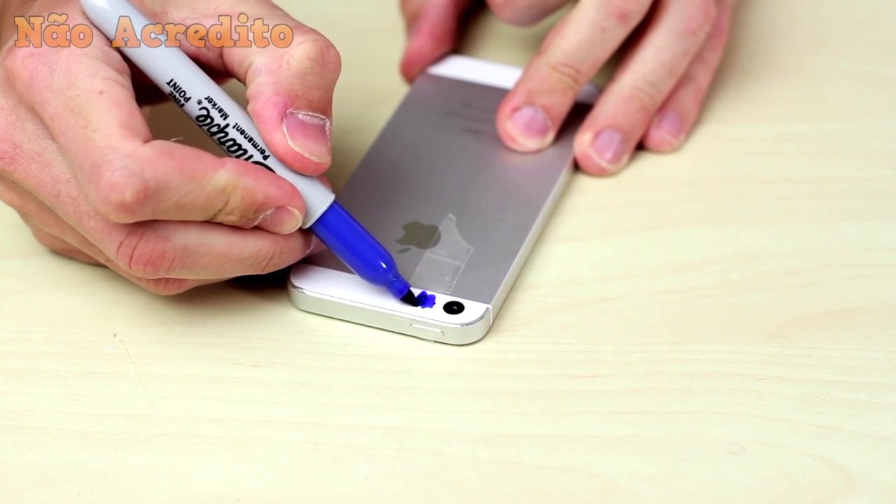 Ele cola durex no seu celular e pinta com cores escuras. O que ele vê em seguida é nojento.