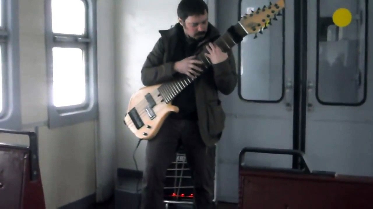 Гитарист музицирует на самодельной 12-струнной гитаре