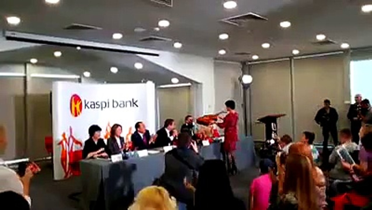 Антонио Бандерас сыграл на гитаре в Каспи Банке