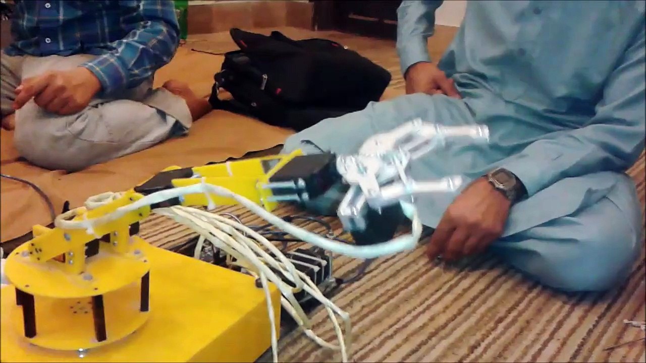 Robotic arm control with GUI using Matlab