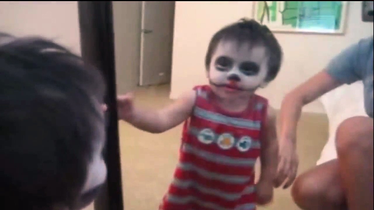 Реакция на отражение в зеркале!