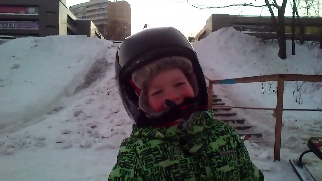Трюки малыша сноубордиста