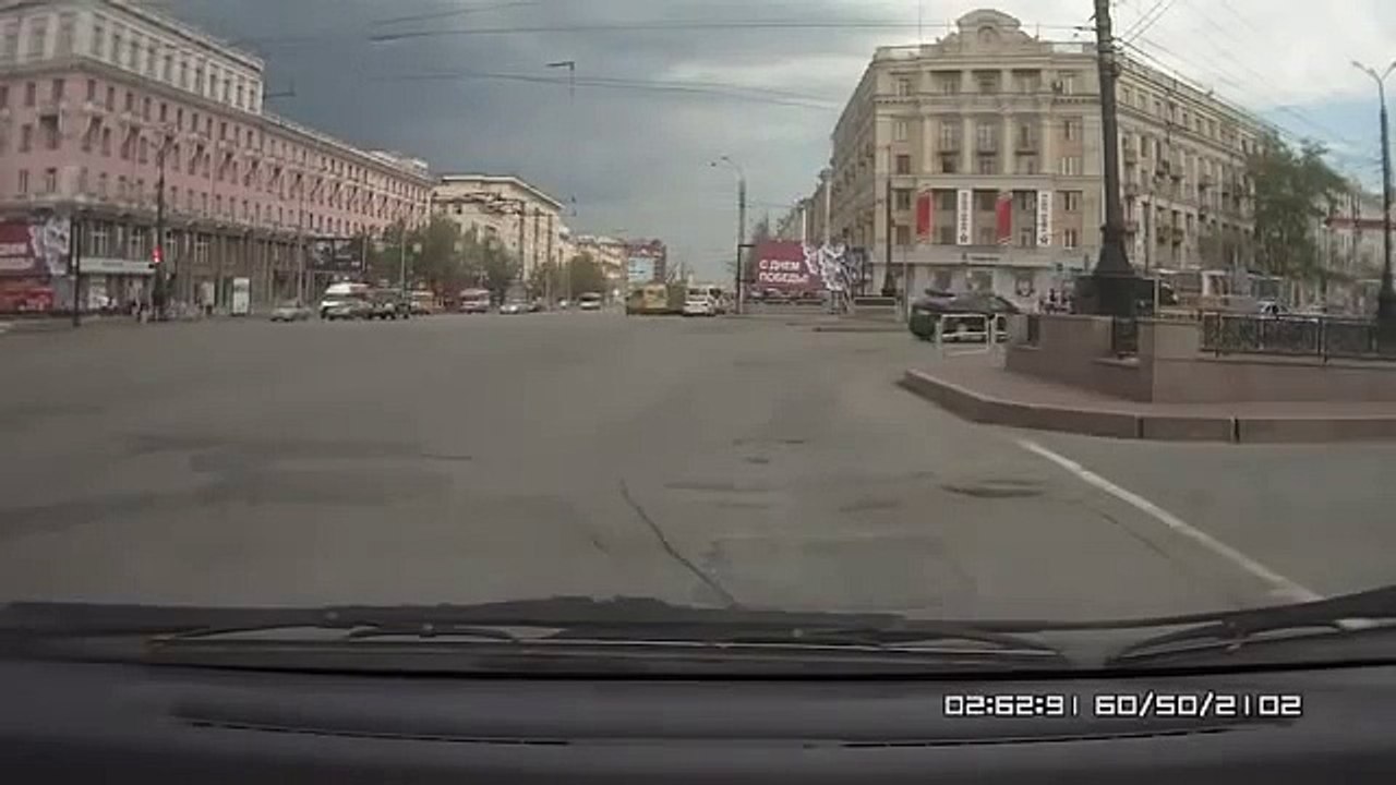 Парень остановил катившуюся машину