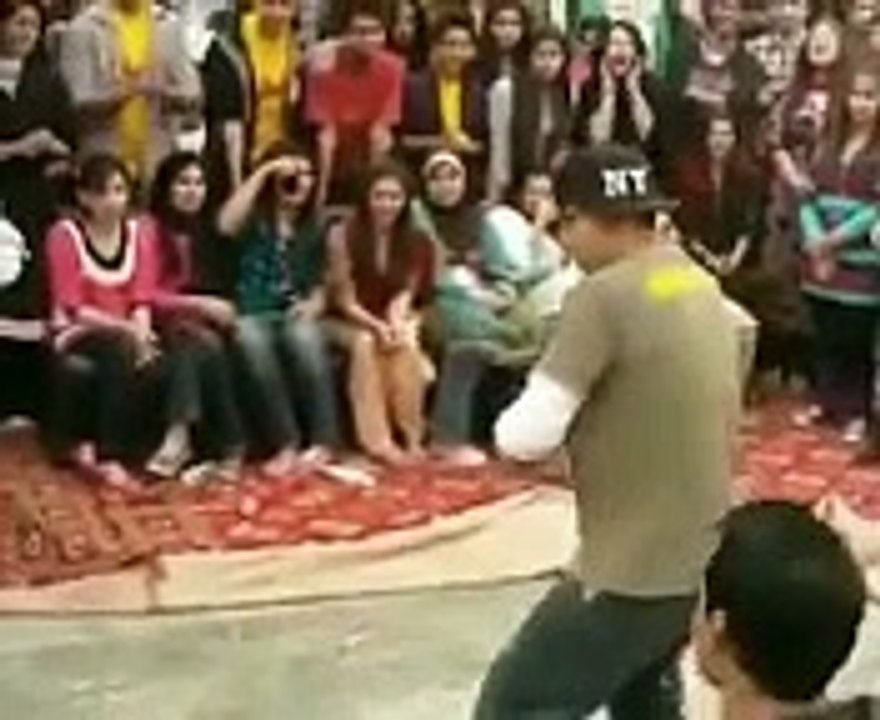 دو لڑکوں کے درمیان دلچسپ ڈانس مقابلہ 🕺💃