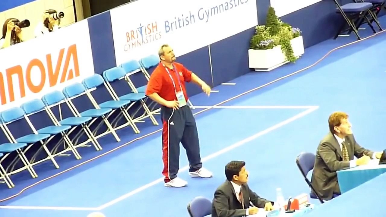 Тренер переживает. Мотивирует.