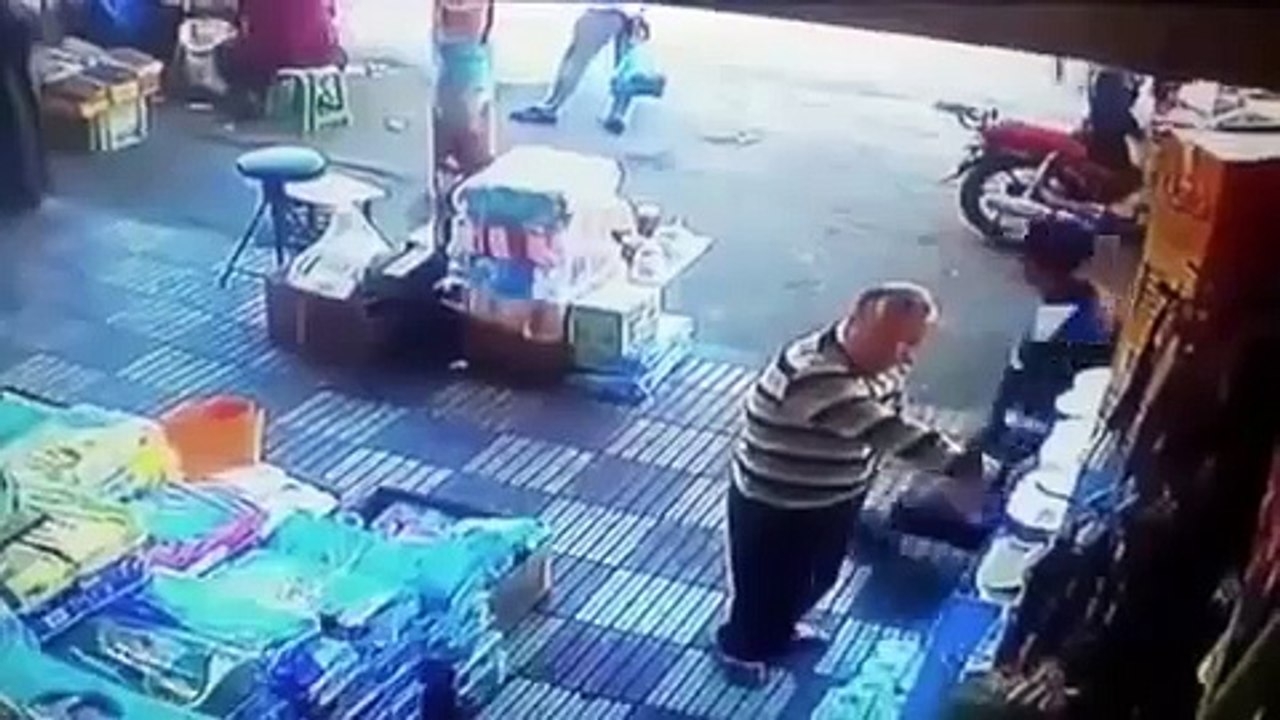 شاهد كيف عاقبت مسنة سمينة رجلاً تحرش بها