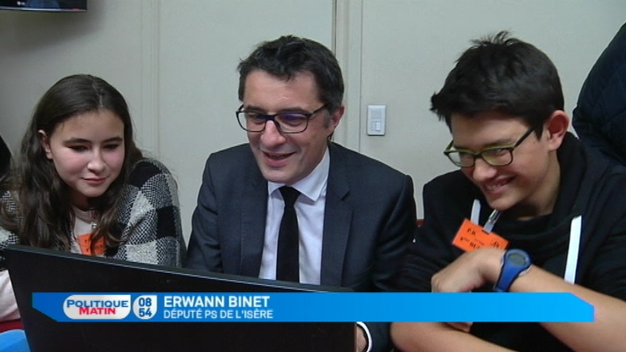 Des collégiens initient les députés au codage informatique lors du débat sur la République numérique