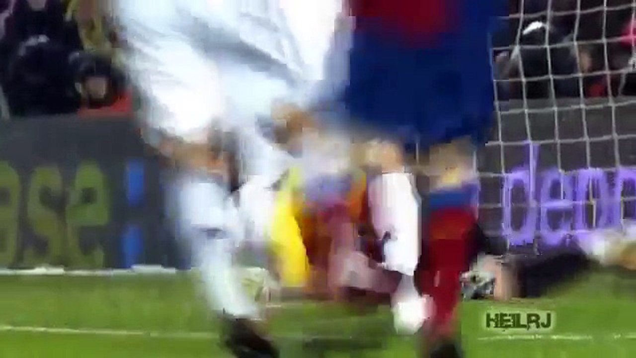 Месси обыгрывает всю команду Реал и забивает гол