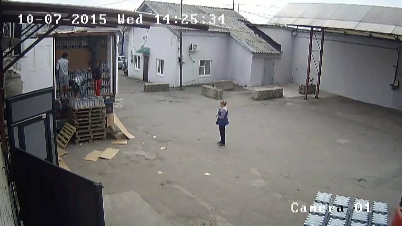 Как грузчики водку разгружали)) Смеялся до утра)))