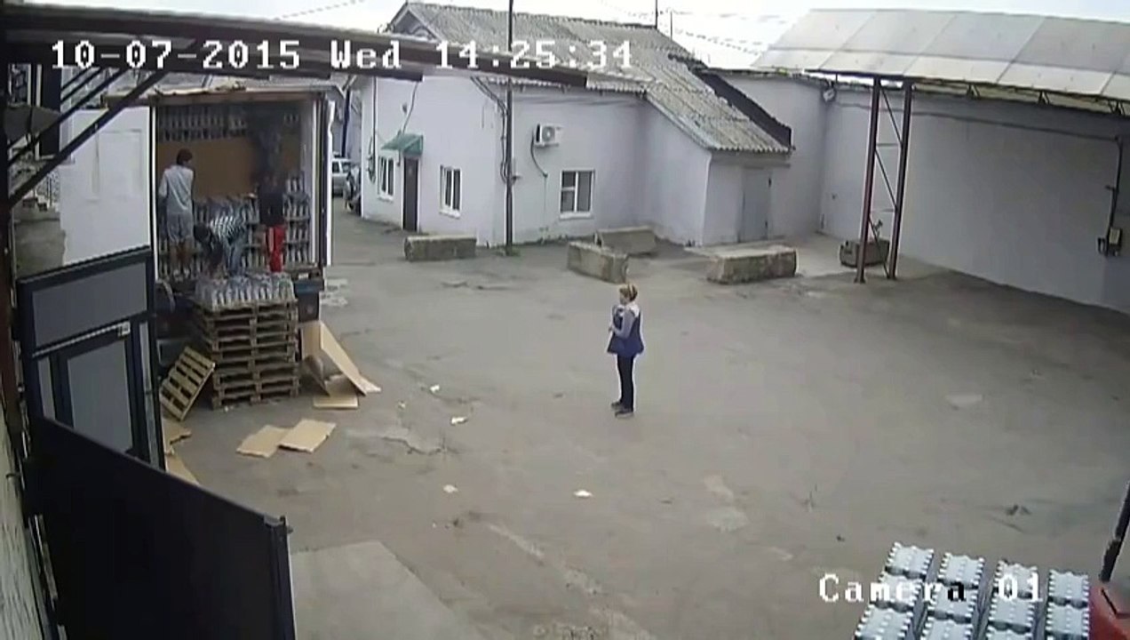 Как грузчики водку разгружали)) Смеялся до утра)))