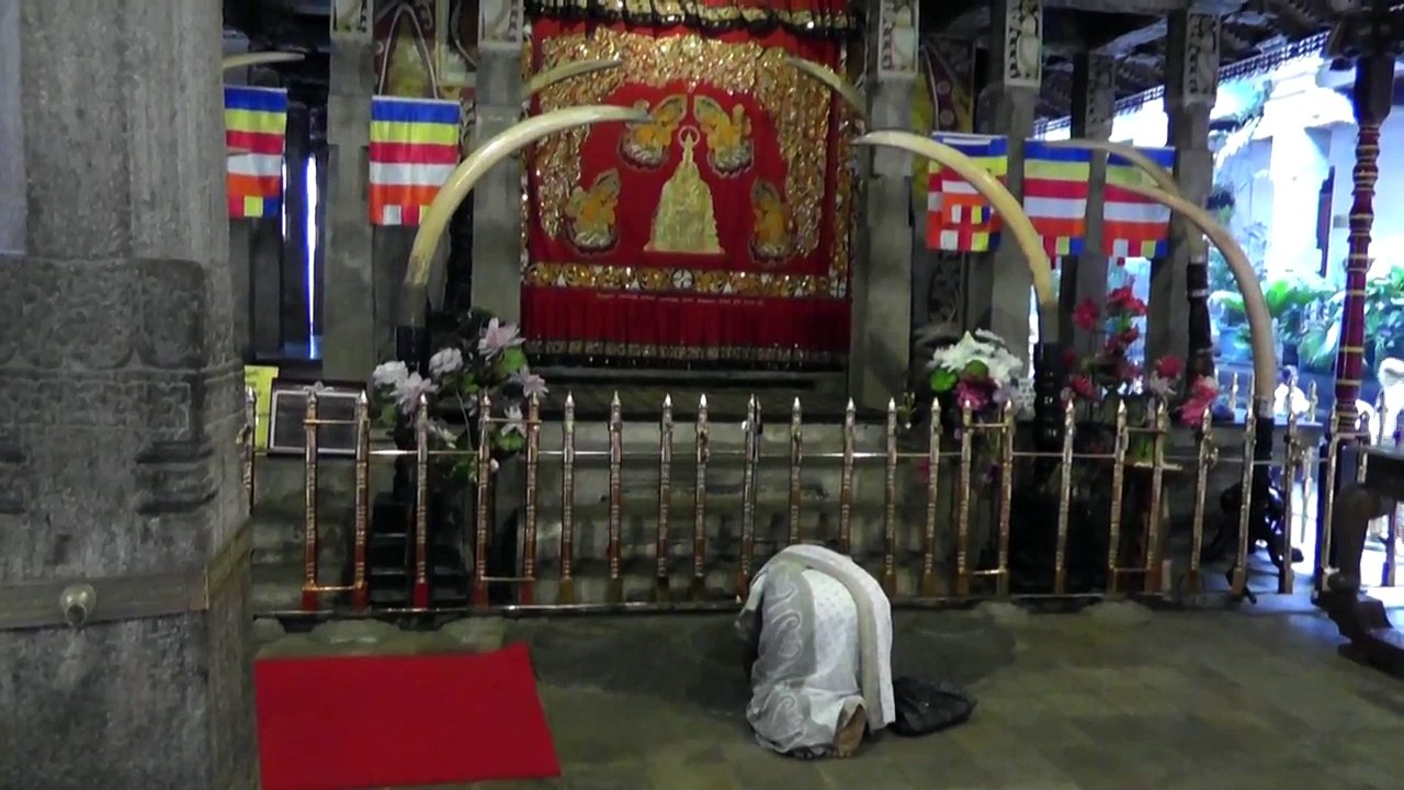 ШРИ ЛАНКА - КАНДИ - ХРАМ ЗУБА БУДДЫ