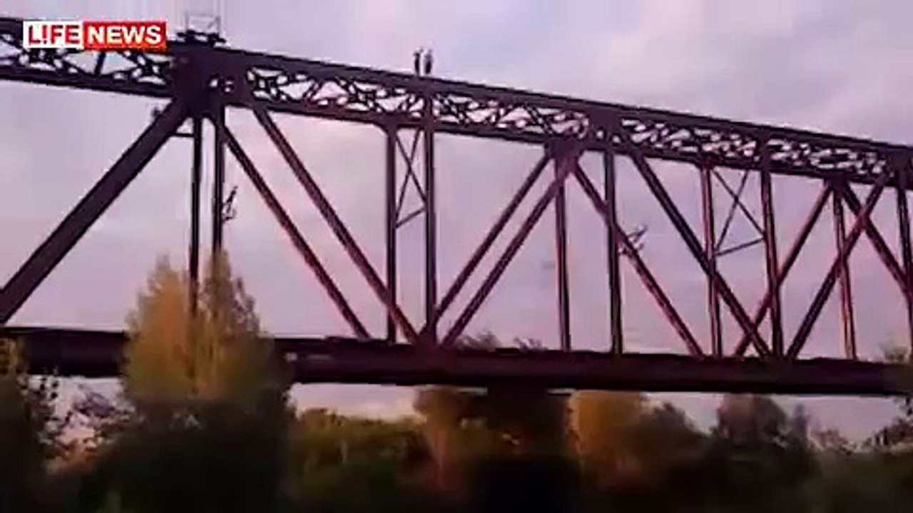 Молодой мужчина погиб, прыгнув с 30-метровой высоты во время спора