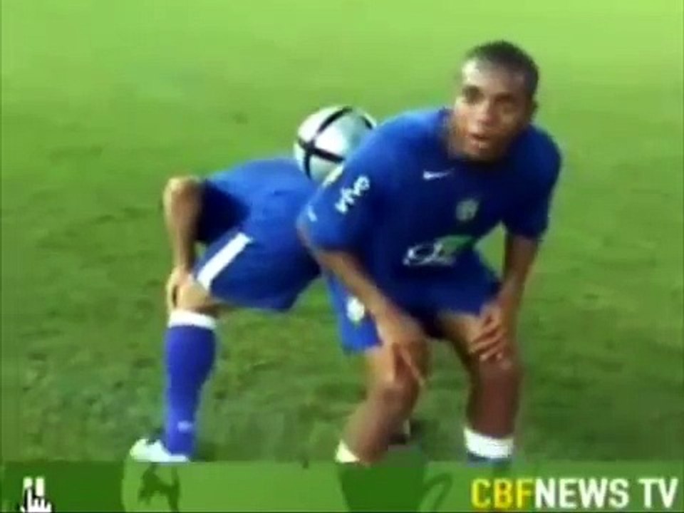 Ronaldinho humilha Robinho na embaixadinha