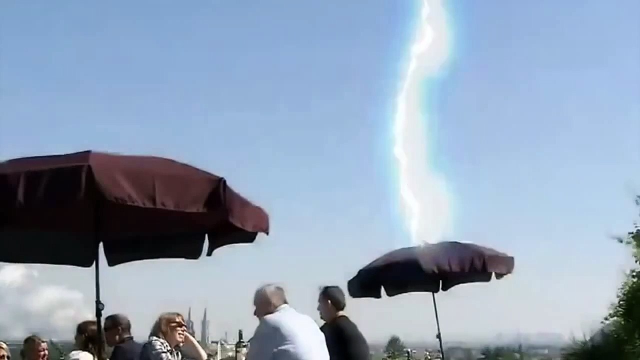 НЕОБЫЧНЫЕ ПРИРОДНЫЕ ЯВЛЕНИЯ, УДАРЫ МОЛНИЕЙ