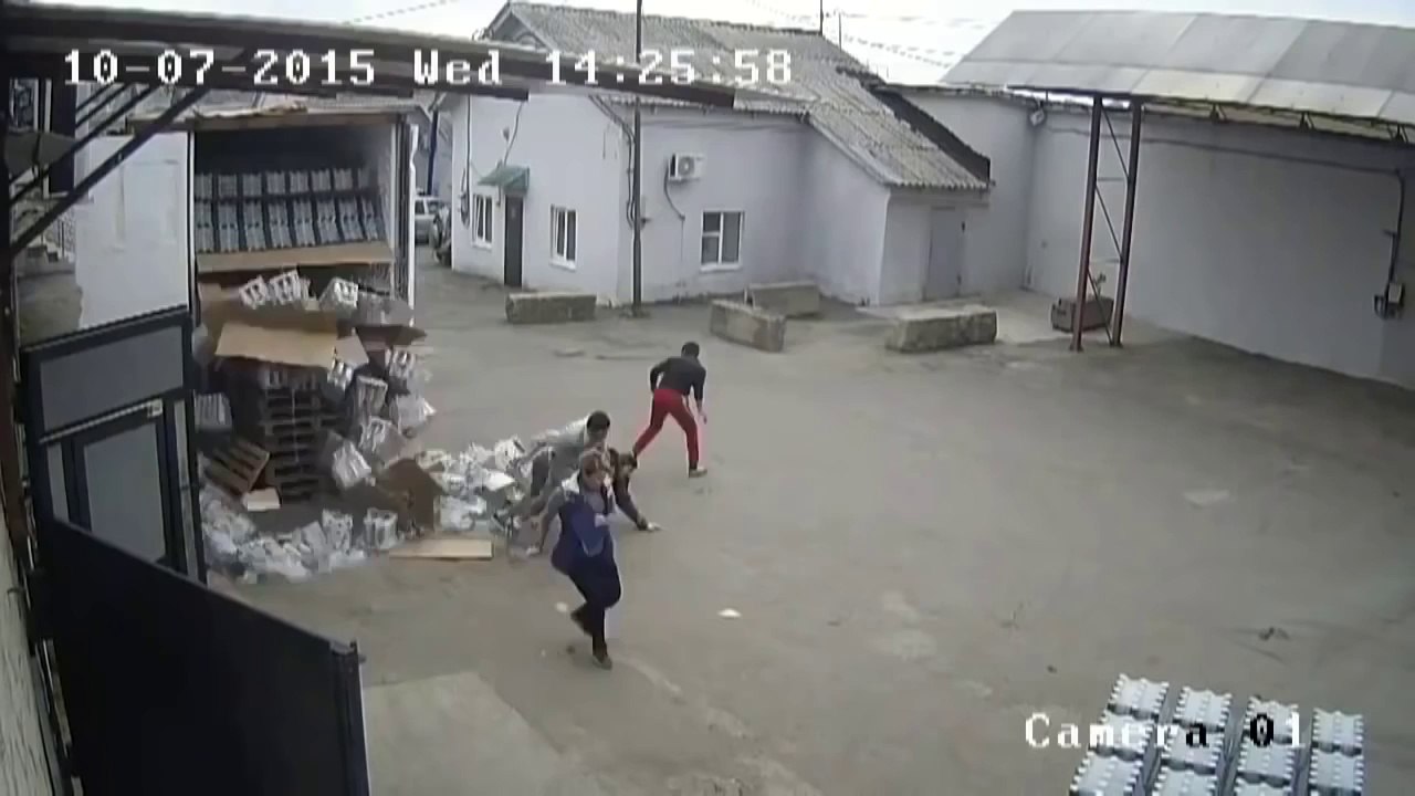 Как грузчики водку разгружали)) Смеялся до утра)))