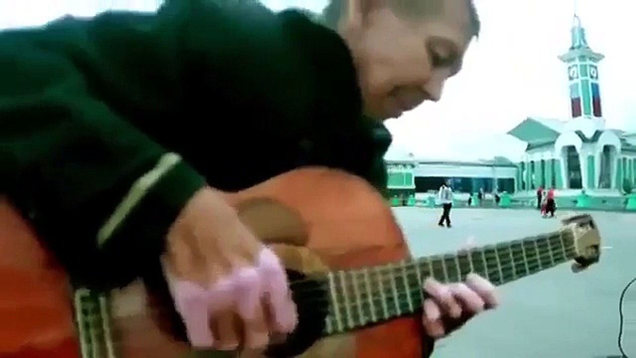 Бездомный попросил дать сыграть на гитаре