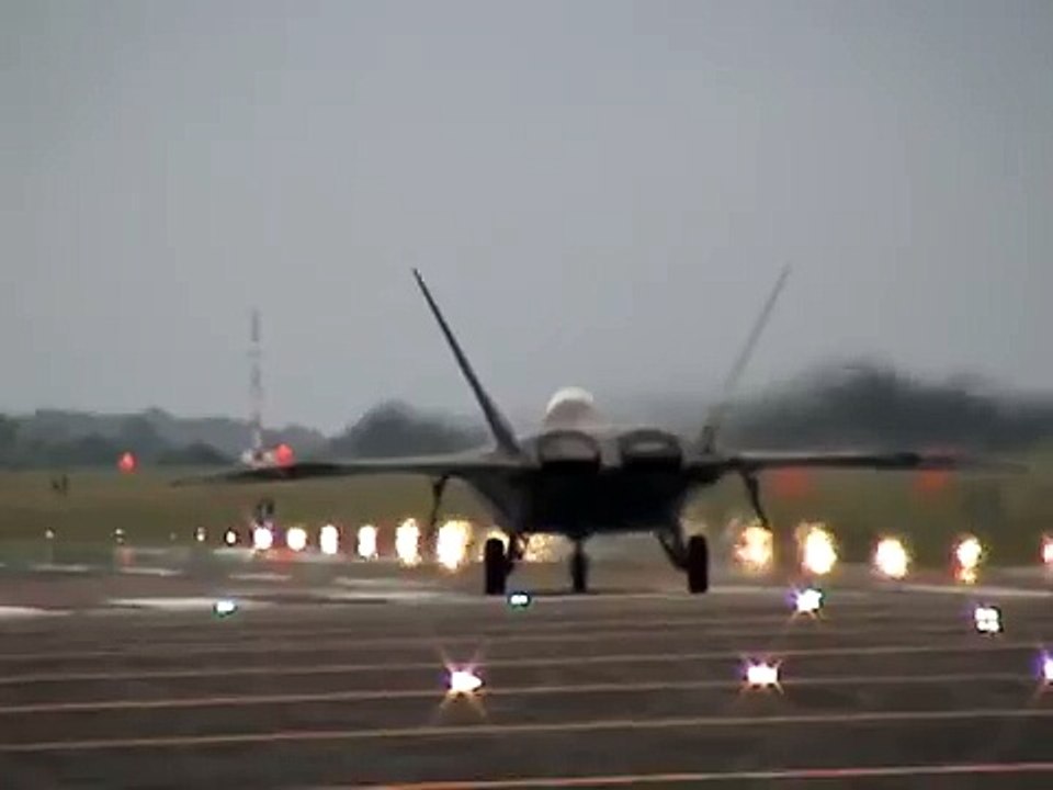 F22 Taking off