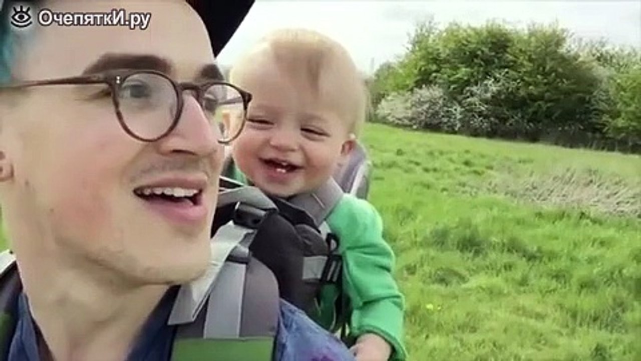 Реакция малыша на одуванчик