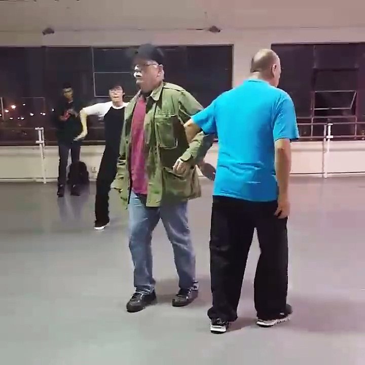 Popping Dance Old Style