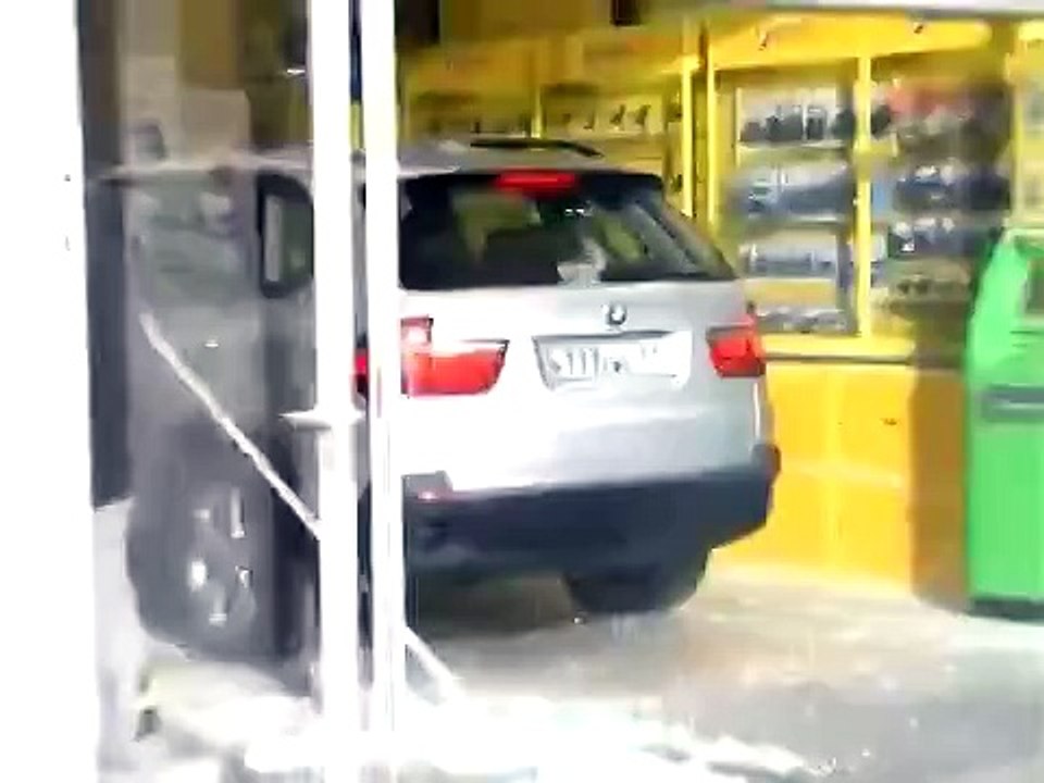 Авария: Ксения Собчак врезалась в Евросеть