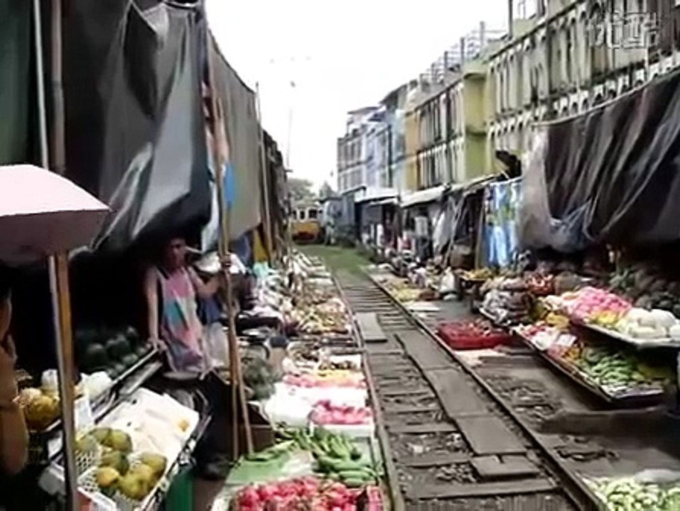 Поезд на рынке!