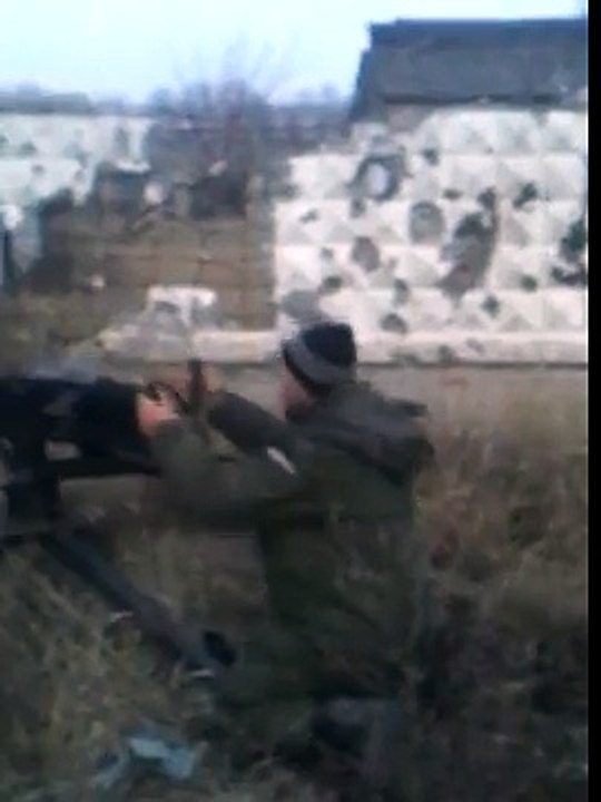 Окружающий орка и его пулемёт