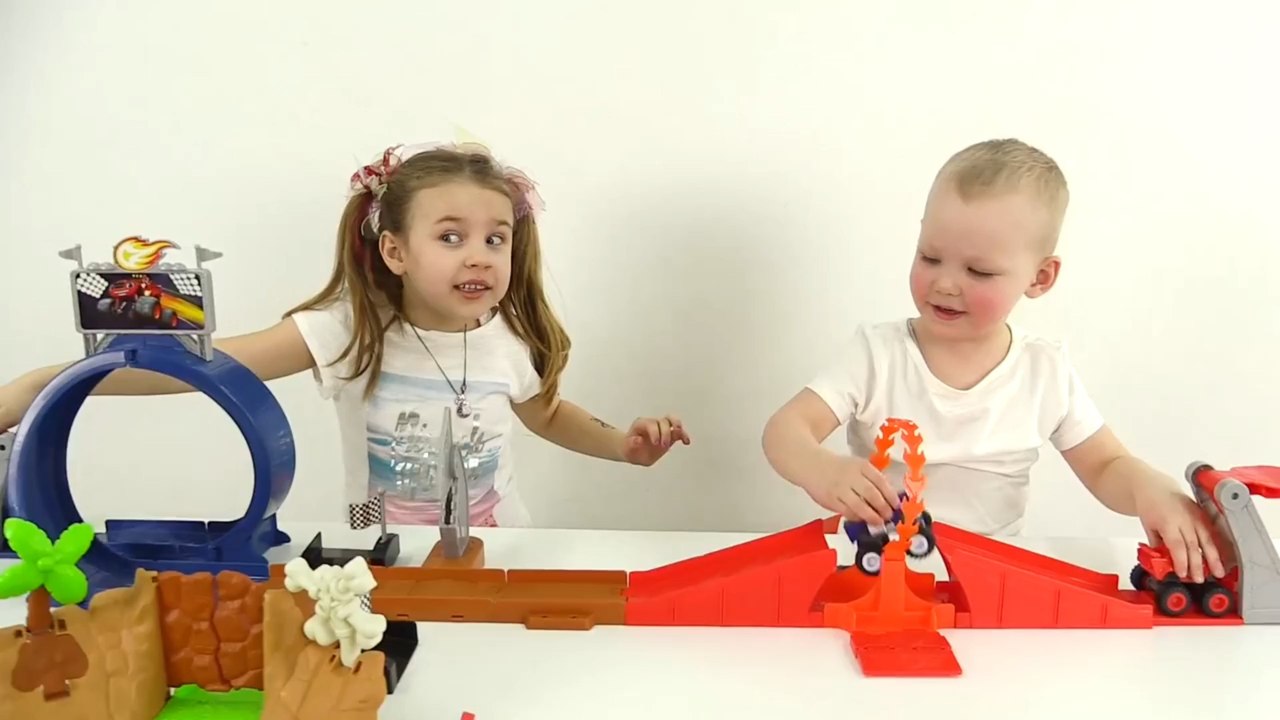 ВСПЫШ и Чудо Машинки. Распаковка Игрушки. Мультики про машинки. Ксюша, Настя и Вова Дети играют