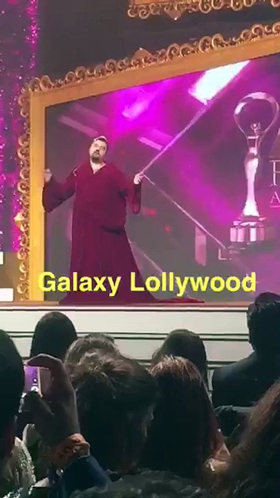 Ahmad Ali Butt Making Fun Of Taher Shah In ARY Awards 2016