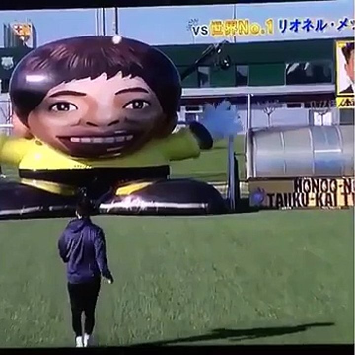 Messi dá show em desafio inusitado em programa de TV