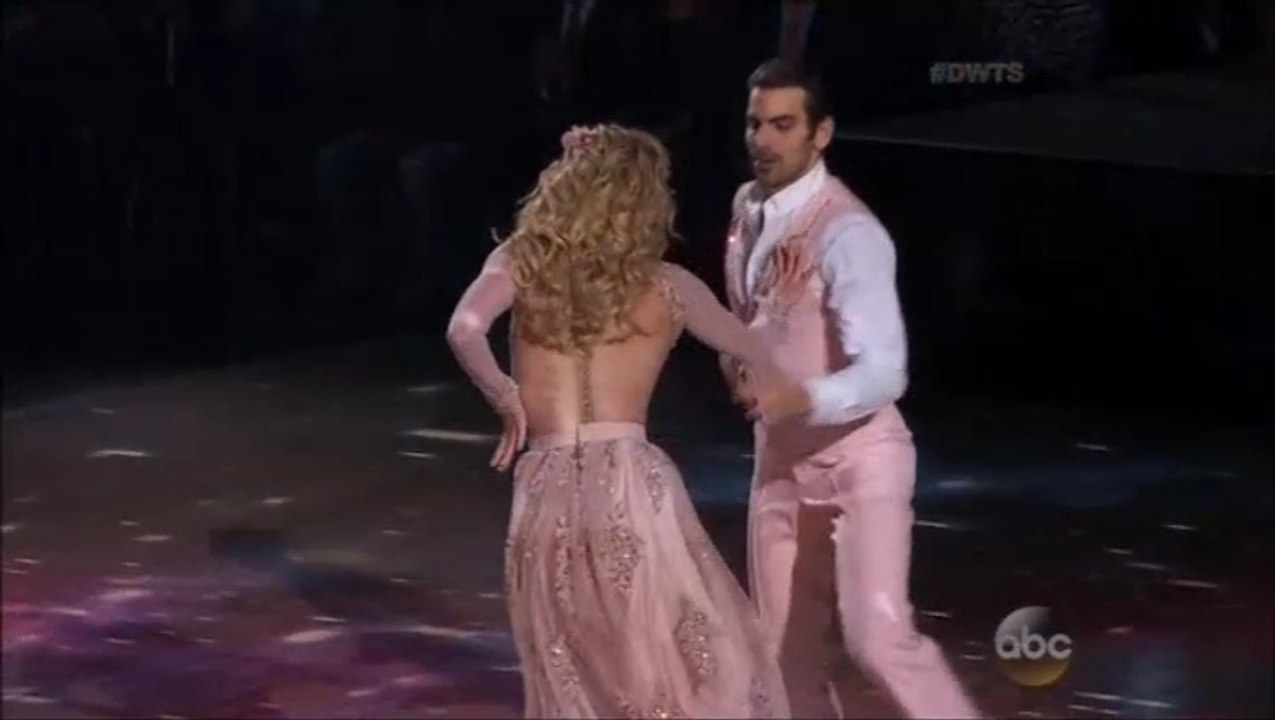 Nyle DiMarco & Peta Murgatroyd Perform Foxtrot on Dancing With The Stars Week 7 (May 2, 2016)