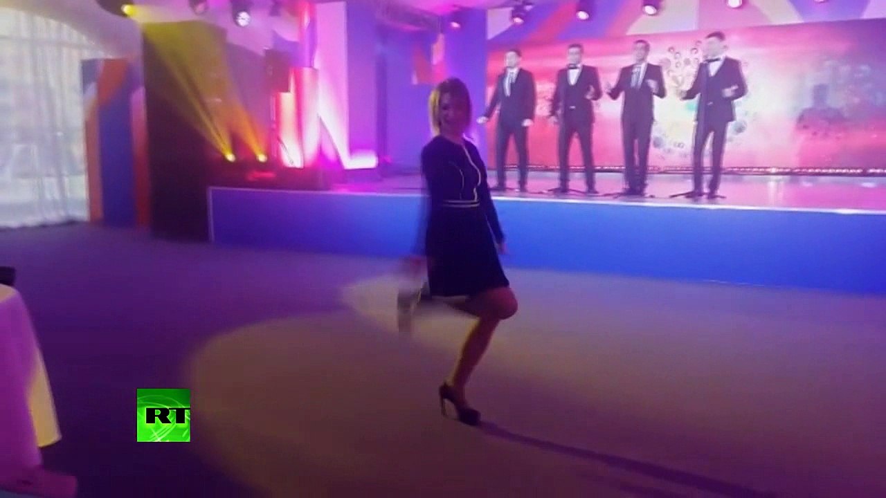 Мария Захарова станцевала калинку для журналистов