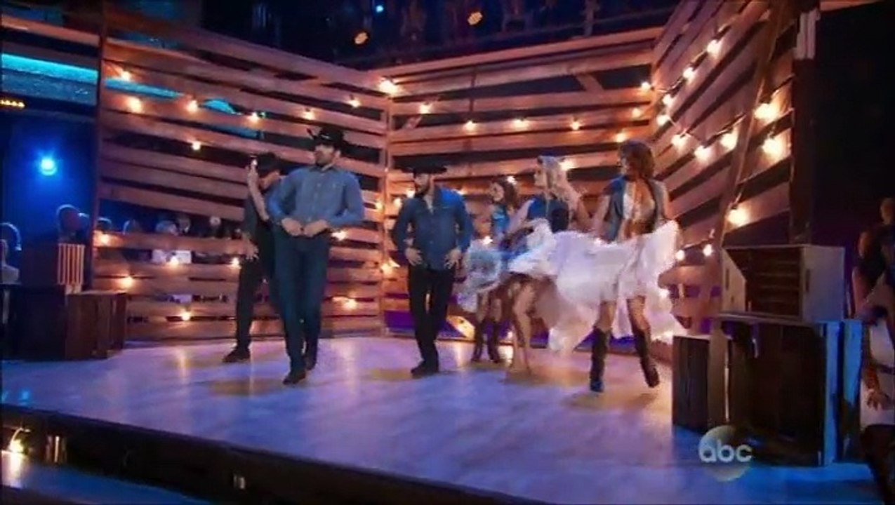 Nyle DiMarco & Peta Murgatroyd Perform Quickstep in Finale - Dancing With The Stars Season 22 Week 10