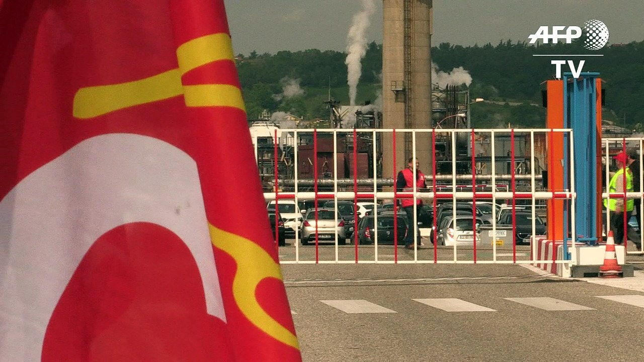 Eighth day of blockade at Total oil refinery near Lyon