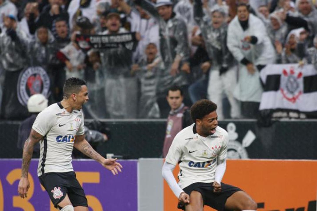 Na raça! Corinthians vira sobre o Coxa no fim e assume a ponta do Brasileiro
