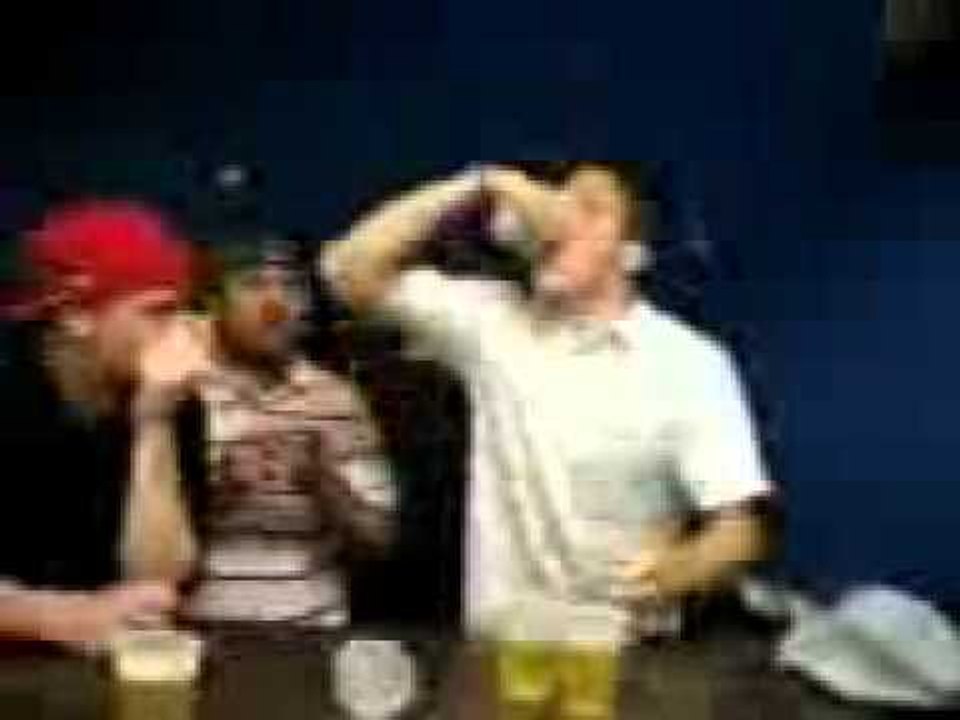 6 اكواب بيره في 10 ثواني.3gp