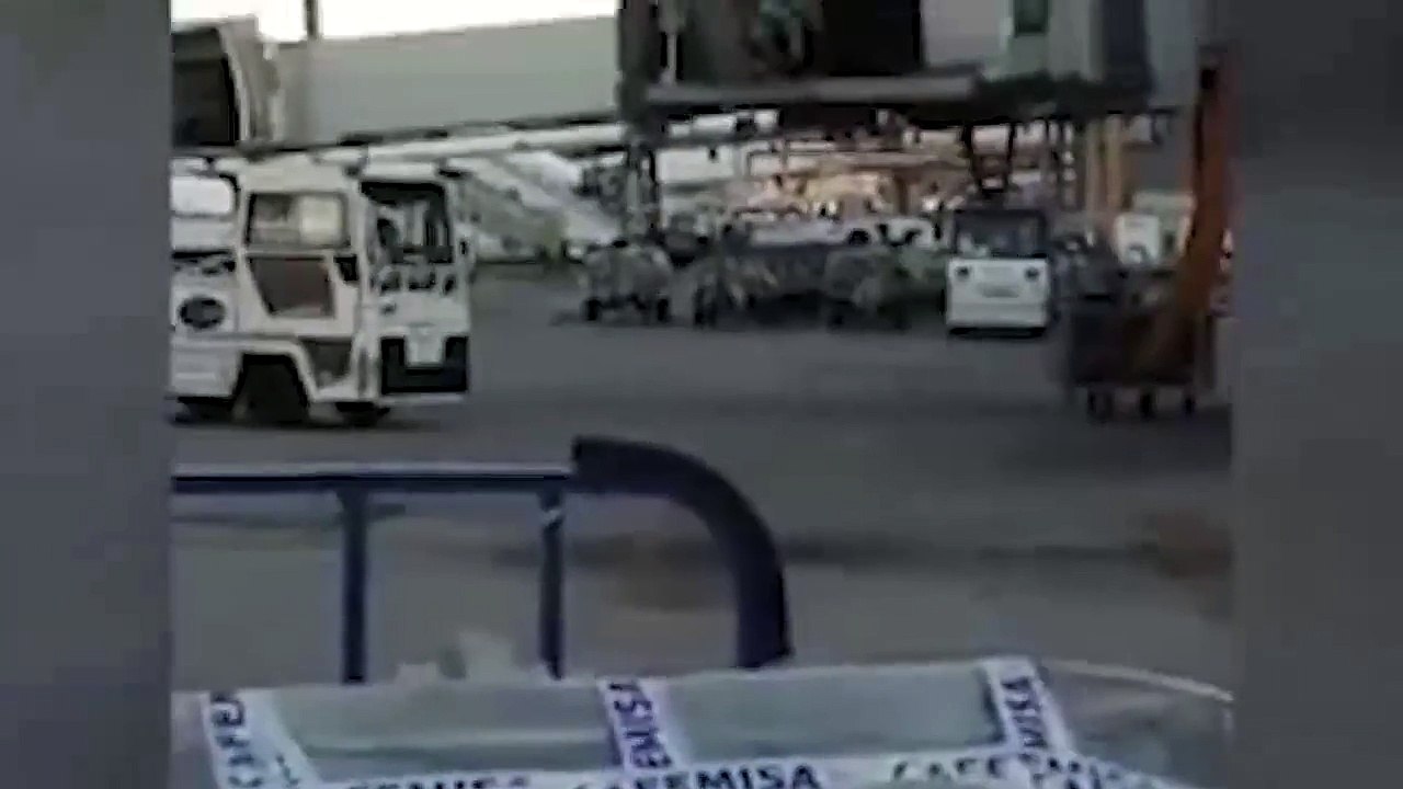 شاهد : مسافر يحاول اللحاق بالطائرة بعد إقلاعها !