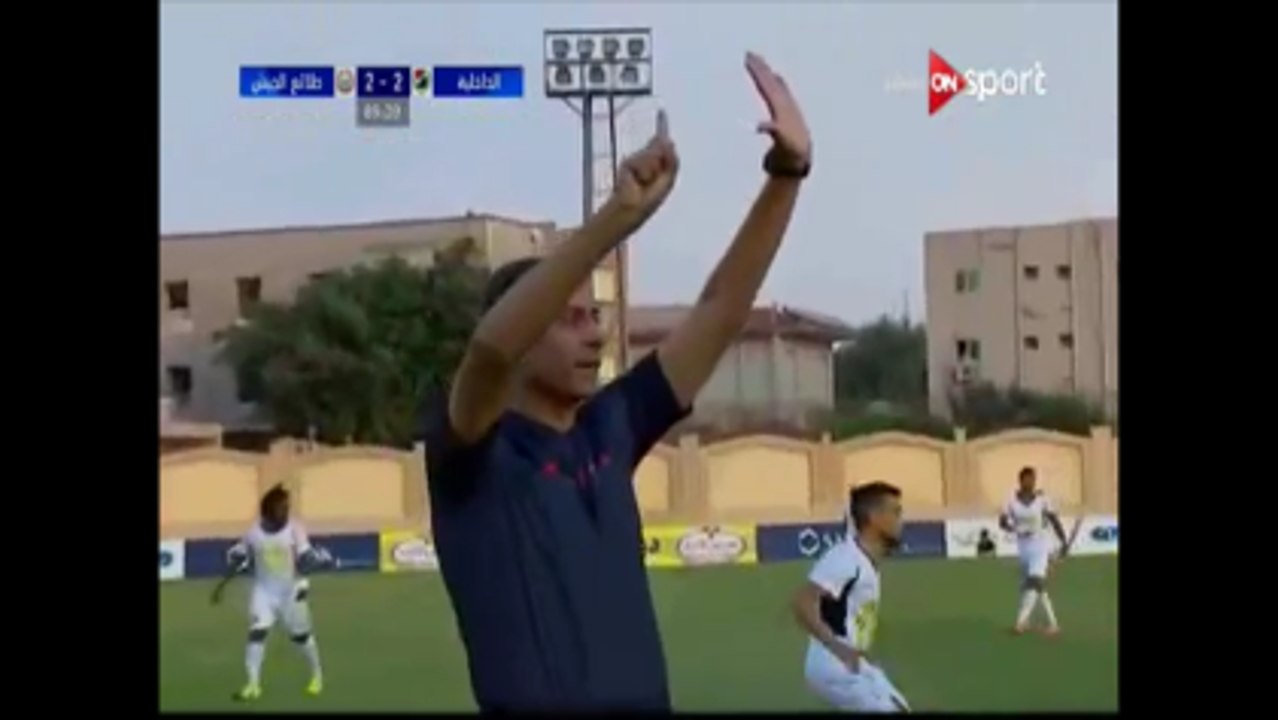 Egyptian Referee Shows Added Time With His Hands!