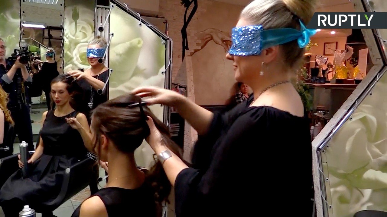 Cabeleireira russa faz penteados com as unhas!