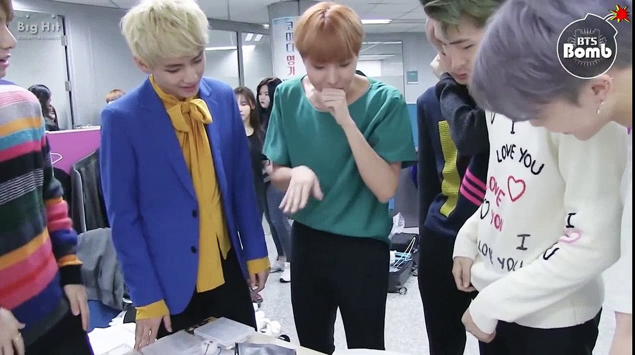 [ENG SUB] [BANGTAN BOMB] BTS checking out the interview script after camera rehearsal @ Ingigayo