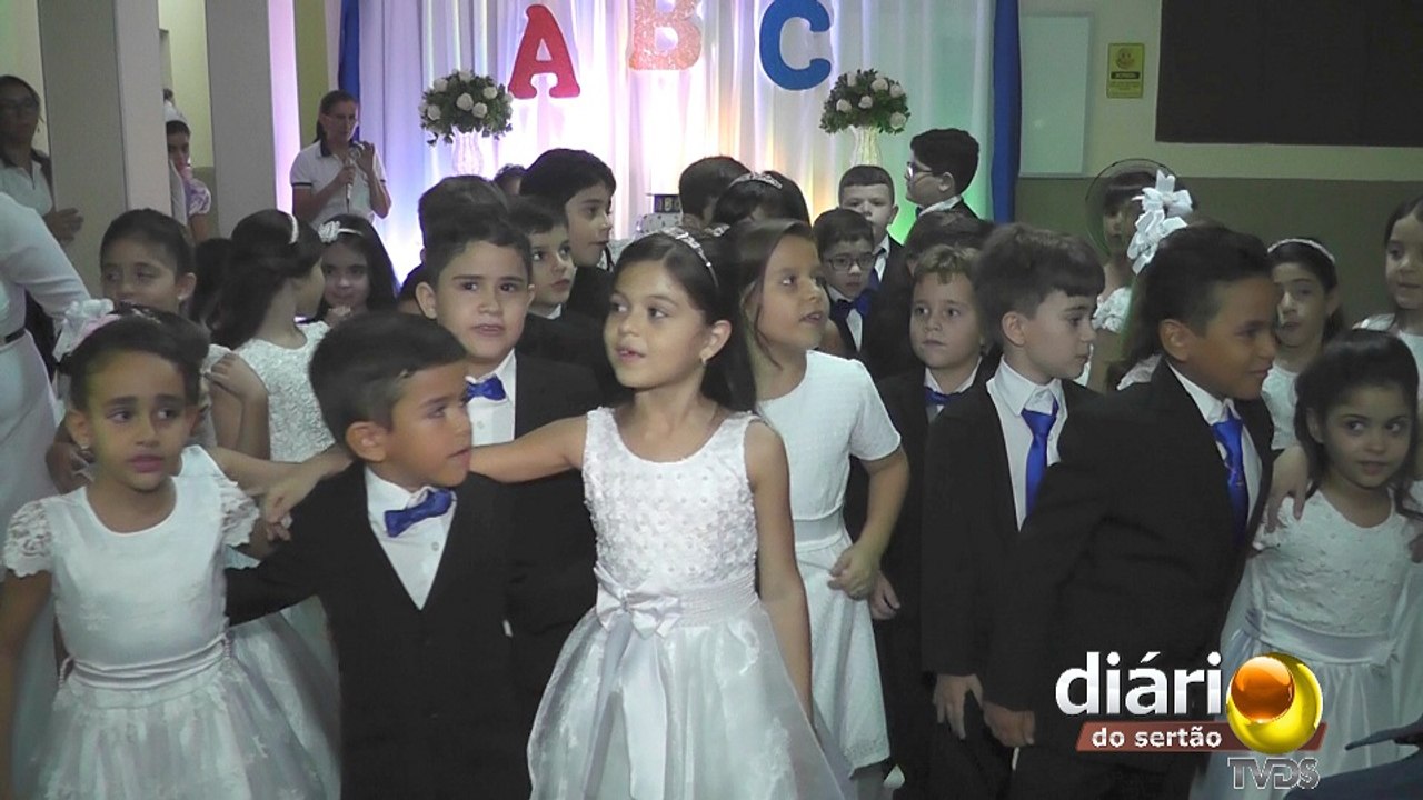 Colégio Carmelita realiza emocionante colação de grau com alunos do ensino fundamental