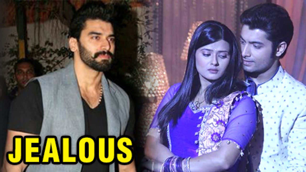 Kratika Sengar aka Tanuja Won't Do INTIMATE Scenes? | Husband Nikitin JEALOUS | Kasam Tere Pyaar Ki