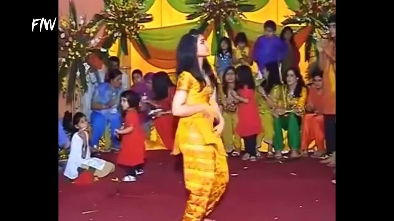 Indian Girl Dancing to Bollywood Viral Song