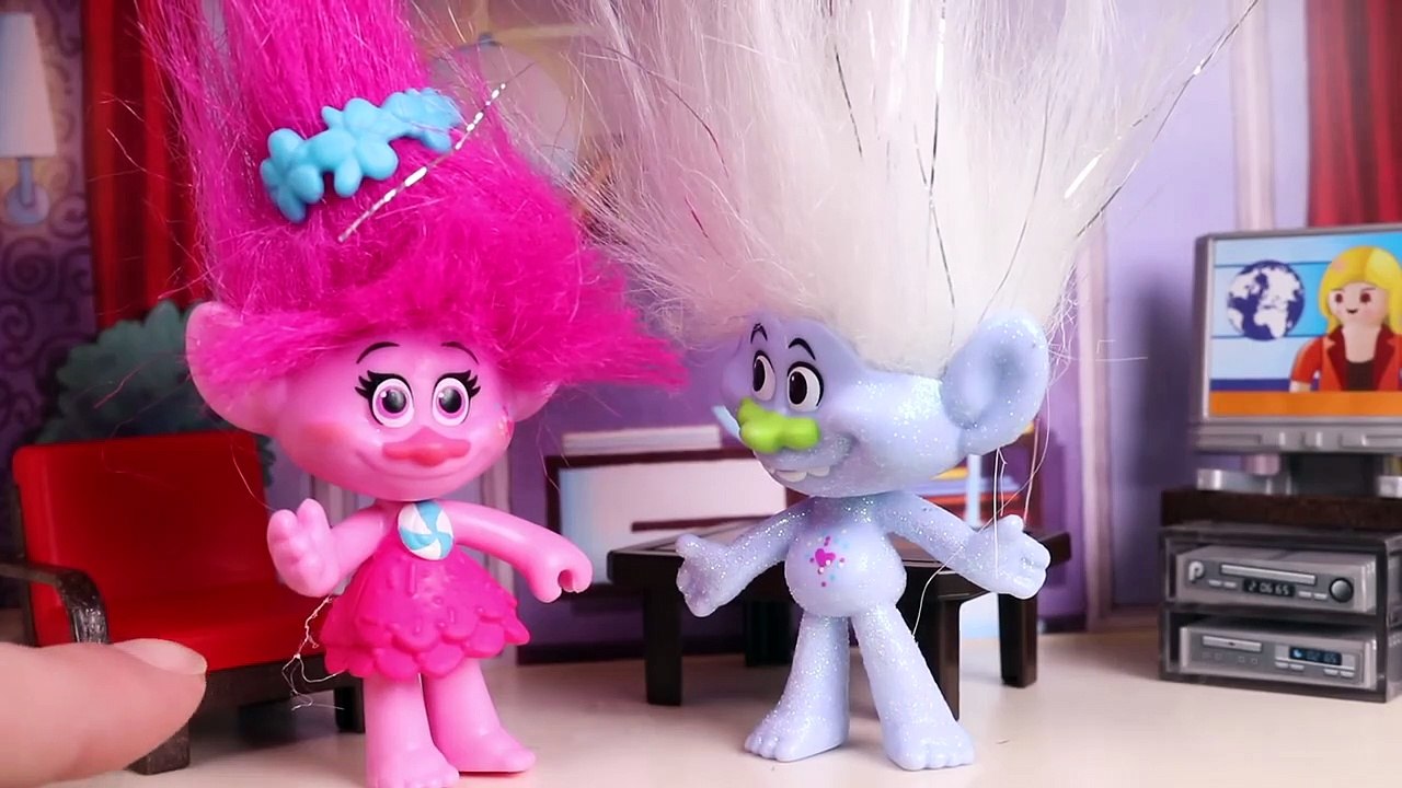 TROLLS _ The Trolls travel by car Trolls toys in english-F