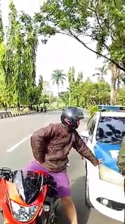 Marah Marah Ditilang Polisi