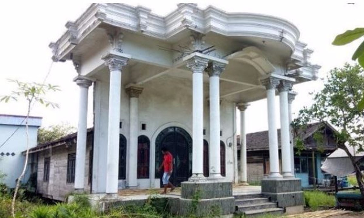 "Rumah Abunawas", Mewah dari Depan, Mengejutkan dari Samping