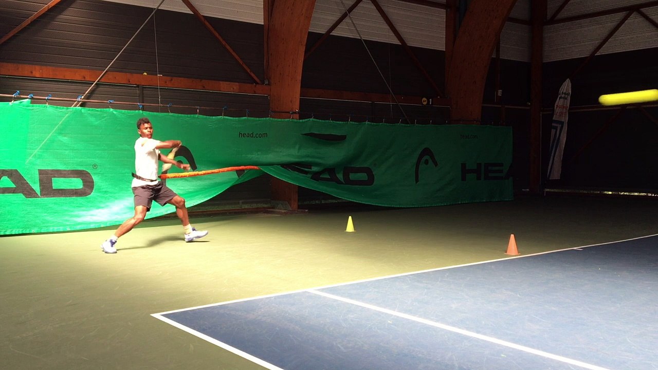 Puissance au tennis avec résistance élastique